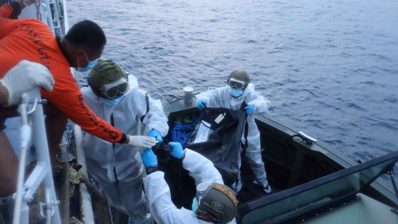 菲律宾客轮火灾致至少35人死亡，炭化遗体运抵港口