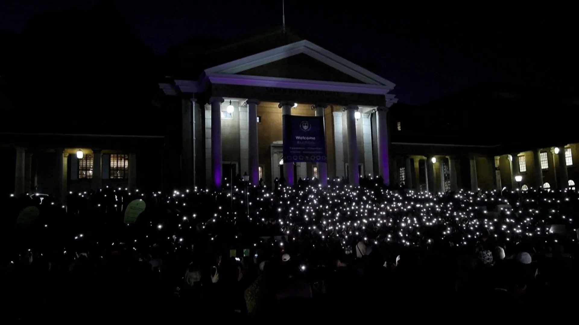 数百人举行反女性谋杀守夜活动，南非民众表达愤怒