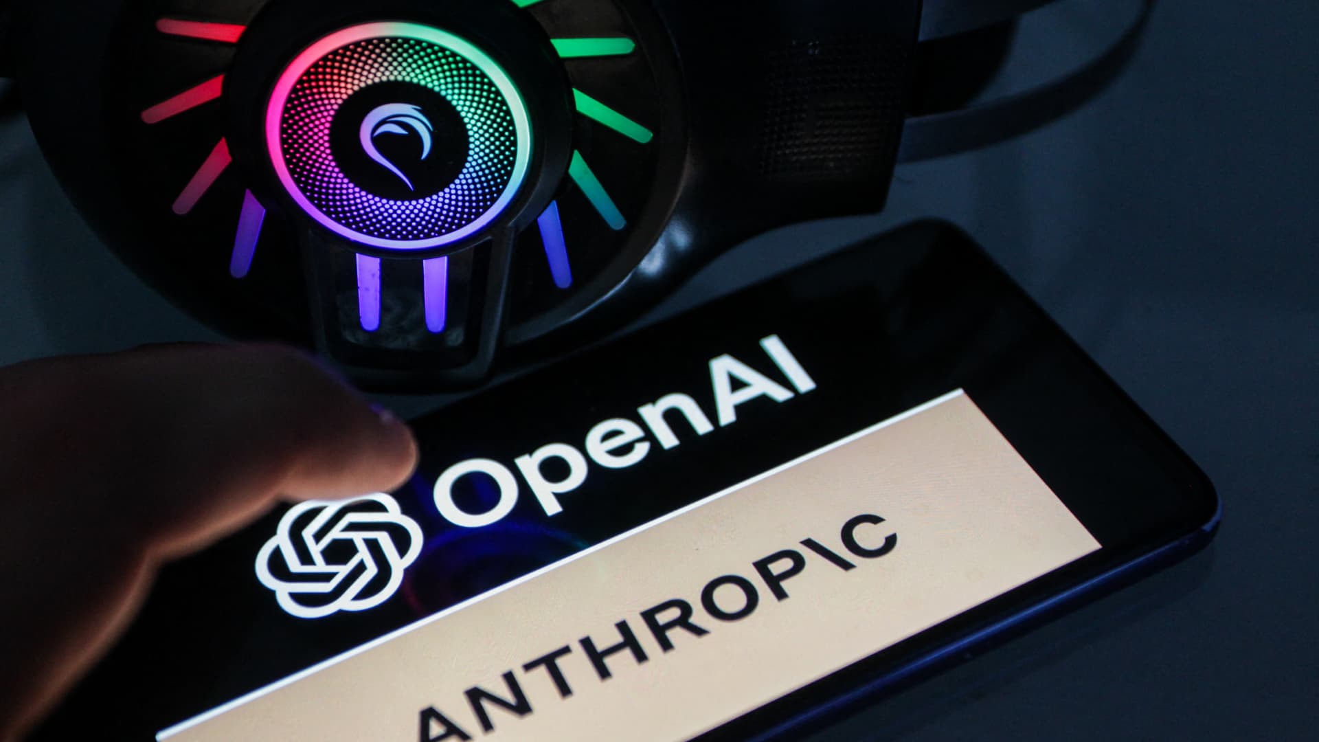 OpenAI排除今年进行首次公开募股，阿尔特曼、马斯克与阿莫迪警告人工智能发展过快