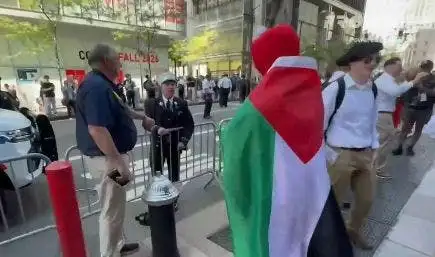 消防员在9/11世贸遗址附近被拍到怒斥身穿艾尔毛服装的亲巴勒斯坦抗议者